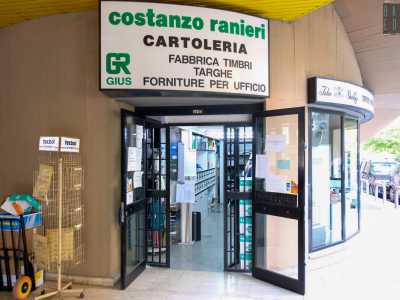 ...dove incrociamo due delle storiche attivit� ancora aperte, tra cui la piccola cartoleria Costanzo Ranieri aperta da quando fu inaugurato il complesso 